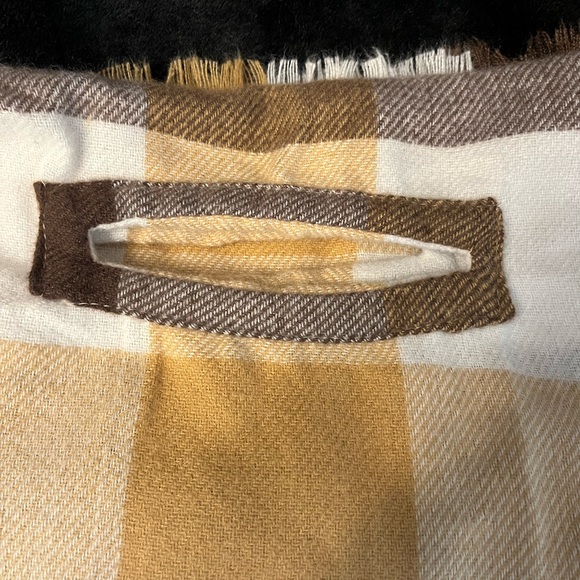 Fall shall with arm slots and pockets - Picture 2 of 3